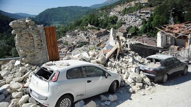 Italia se afana en buscar vida entre los escombros