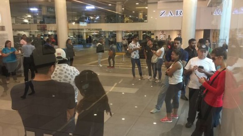 Compradores acuden a centros comerciales por Black Friday