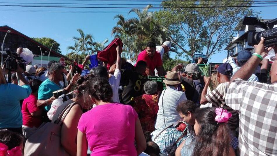 Productores reparten 15 quintales de tomate frente a la Gobernación de Chiriquí