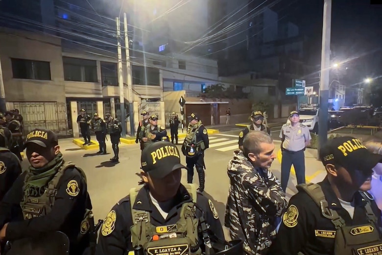 La casa de la presidenta de Perú es allanada por la Fiscalía y la Policía