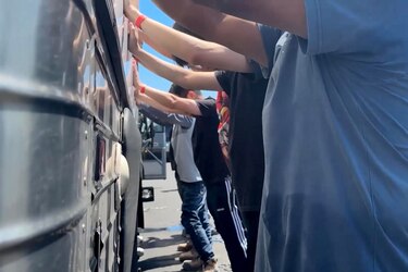 Trump pide a empresas extranjeras ‘respetar’ leyes migratorias, tras redada en Hyundai