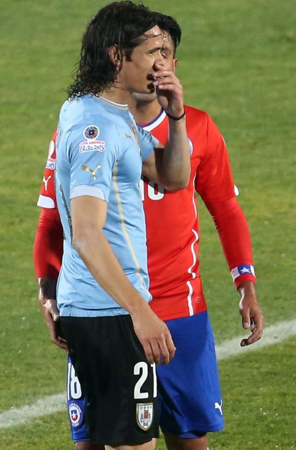 Suspenden a chileno Gonzalo Jara con tres partidos por el incidente con el uruguayo Edinson Cavani