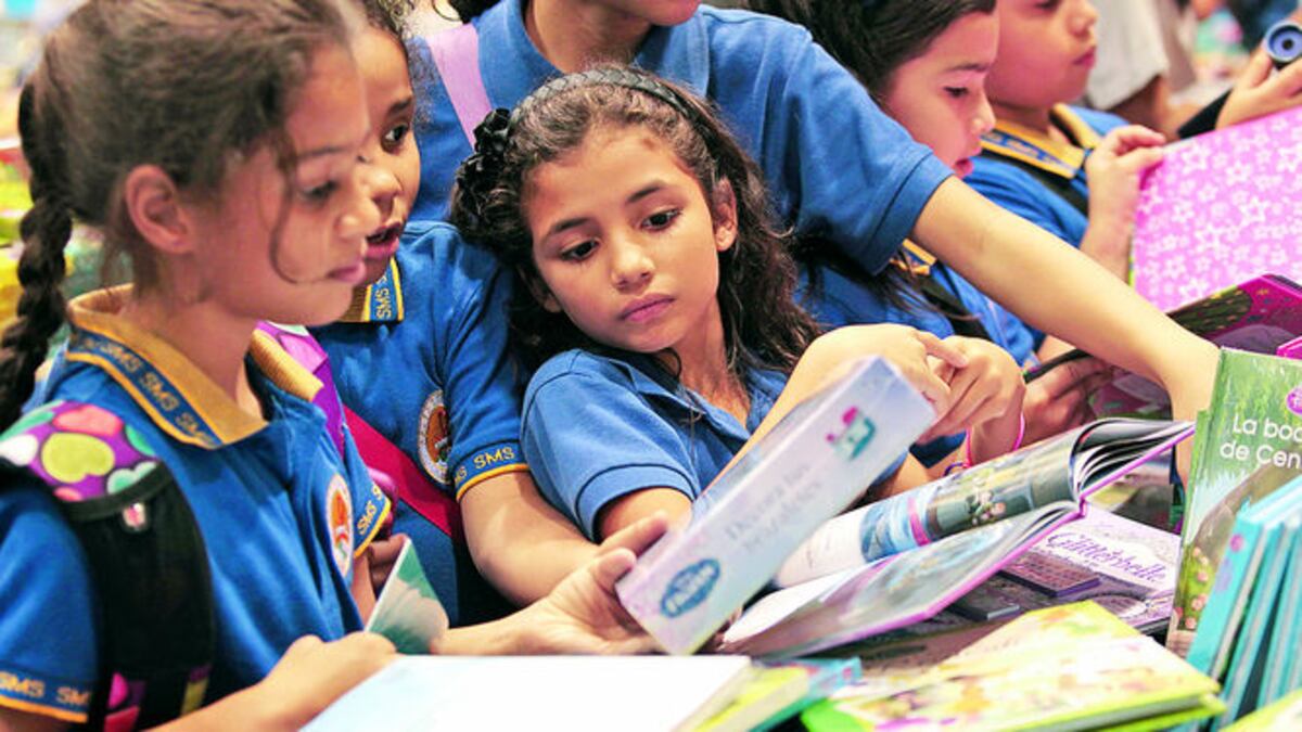La portada es el primer llamado de un libro y a ella acuden los muchos estudiantes que asisten diariamente al evento llevados por sus escuelas o padres.