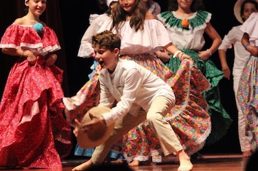 Niños extranjeros de 40 países residentes en Panamá realizan homenaje al folclore local