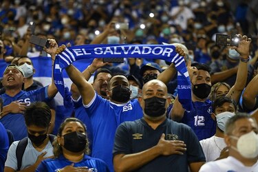 FIFA multa a El Salvador por incidentes en partido de eliminatoria mundialista