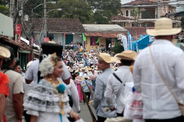 Desfile de las Mil Polleras genera $12 mil al municipio y 20 toneladas de basura