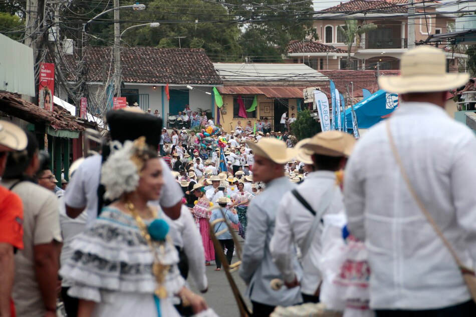 Desfile de las Mil Polleras genera $12 mil al municipio y 20 toneladas de basura