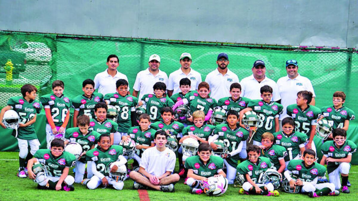 Los chicos de El Colegio de Panamá reciben del primer joven con autismo incluido en el programa, sus botellas de agua, en el partido del pasado 14 de octubre. Cortesía
