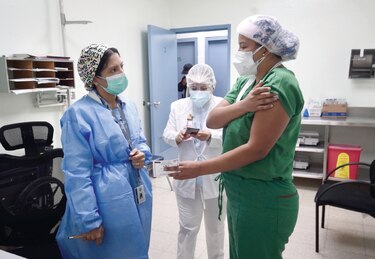 El coronavirus golpea al personal sanitario del país