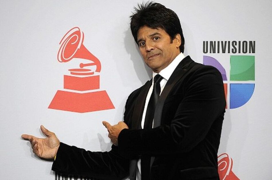 Actor Erik Estrada dona perro detector de drogas a la policía