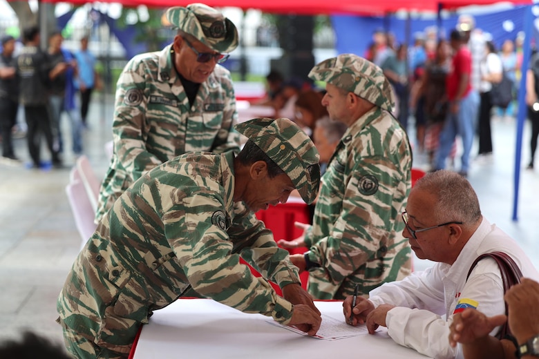 Venezuela exige a Estados Unidos alejarse de sus costas y ocuparse de sus ‘terribles problemas’