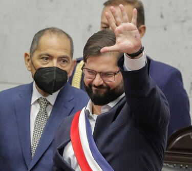 El izquierdista Gabriel Boric asume como el presidente más joven de Chile