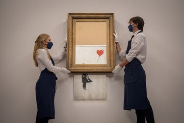 El cuadro ‘Niña con globo’ de Banksy, vendido en $25.4 millones, un récord para el artista
