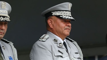 Gabinete faculta al director de la Policía para contratar por $250 mil