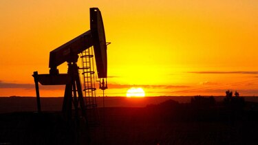 Agencia Internacional de Energía proyecta superávit en producción de petróleo