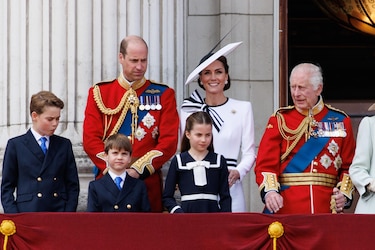 La princesa Kate reaparece en público a bordo de una carroza con sus hijos