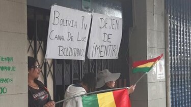 Manifestantes ocupan medios estatales y desalojan a empleados en Bolivia