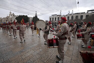 El mundo se prepara para una segunda Navidad en pandemia