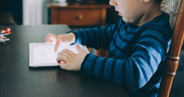 El cerebro de los niños cambia por excesivo tiempo ante pantallas