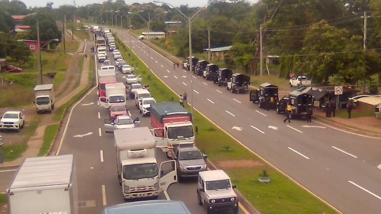 Gobierno presenta nueva propuesta a indígenas para que reabran la vía Interamericana