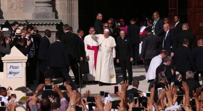 Papa Francisco consagra el altar de la Basílica Santa María la Antigua y celebra su restauración
