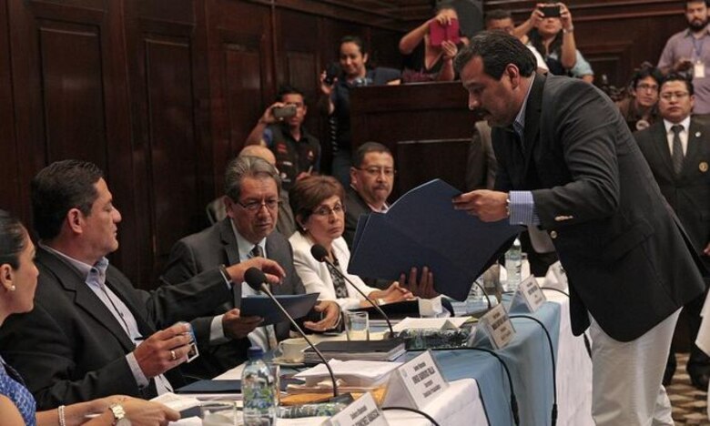 Comisión pide al Congreso que le quite inmunidad a Pérez Molina