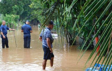 Desbordamiento del río La Villa afecta a 15 viviendas