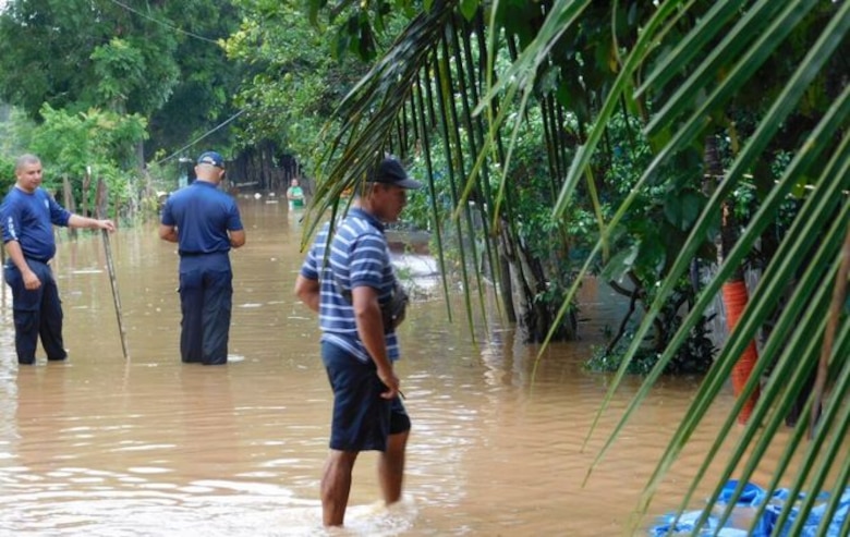 Desbordamiento del río La Villa afecta a 15 viviendas