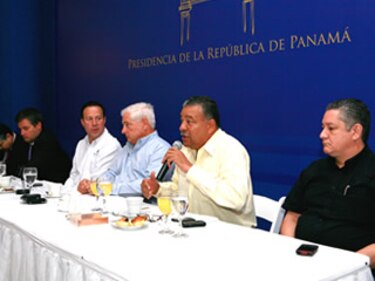 Presidente evalúa con ministros y diputados la gestión de Gobierno