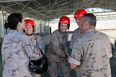 La princesa Leonor de España salta en paracaídas como parte de su formación militar