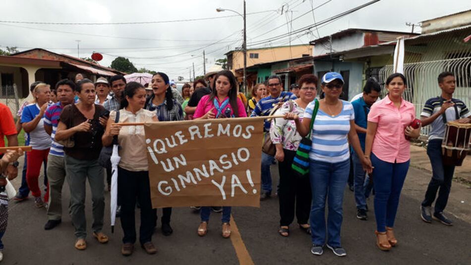 Docentes del José Daniel Crespo protestan; exigen mejoras en el plantel