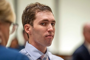 El joven acusado de asesinar al activista conservador Charlie Kirk comparece por primera vez en persona ante el tribunal