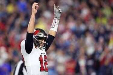 Tom Brady regresa a New England con triunfo y récord en yardas de pase