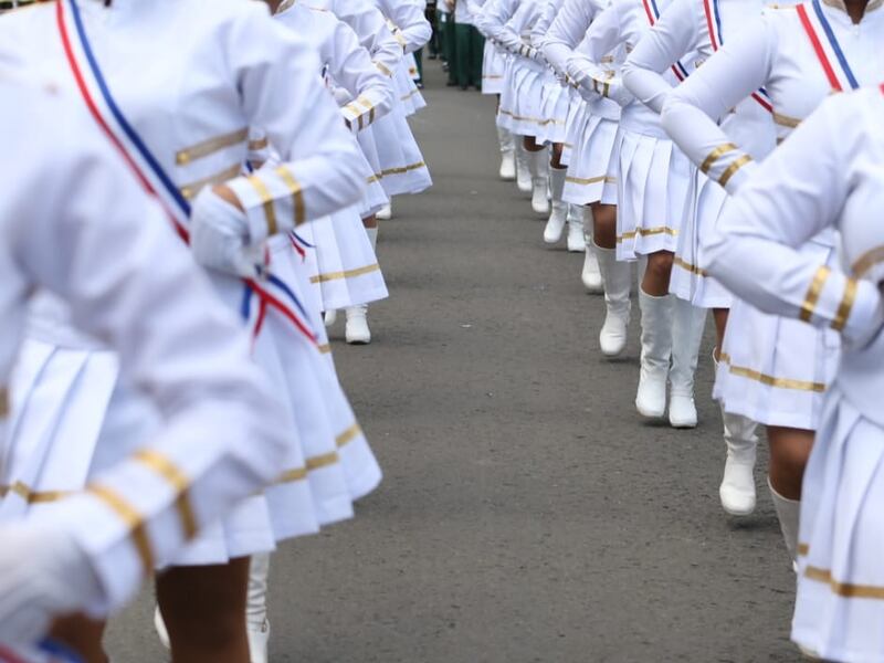 Ni faldas cortas ni escotes: así deben desfilar las bandas estudiantiles e independientes, según el Meduca
