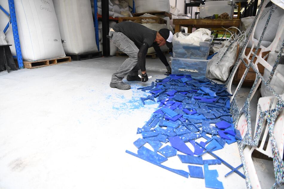 Del río contaminado a la sala: así se transforma el plástico en diseño y arte