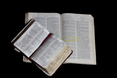Vetan la ‘Biblia’ en varias escuelas de Utah por su contenido ‘pornográfico’