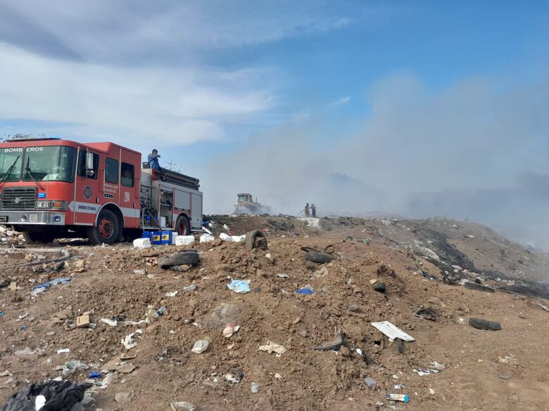 Nuevo incendio en Cerro Patacón: bomberos trabajan para sofocar fuego en galera de reciclaje