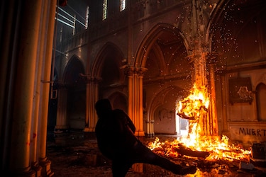 Encapuchados incendian iglesia en medio de masiva manifestación en Santiago de Chile