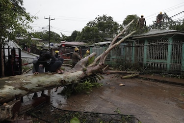 Julia sale de Nicaragua, pero riesgo aumenta por ríos crecidos y suelos saturados
