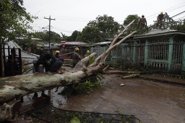 Julia sale de Nicaragua, pero riesgo aumenta por ríos crecidos y suelos saturados