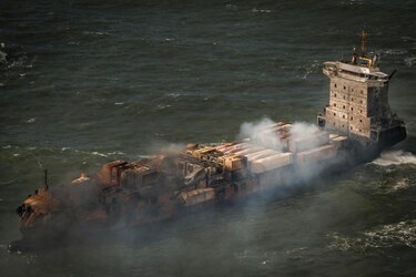 Greenpeace cree que se ha evitado un desastre medioambiental tras el choque de dos buques