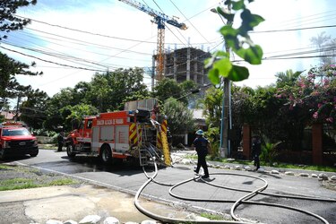 Bomberos atienden incendio de una residencia en Coco del Mar