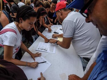 Anuncian ola de demandas contra firmas para revocatorio contra Nicolás Maduro