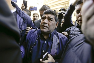 Maradona se ofrece a dirigir gratis a la selección argentina