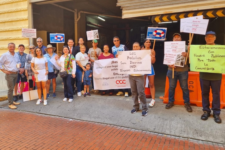 Residentes del Casco Antiguo protestan por la apropiación de estacionamientos