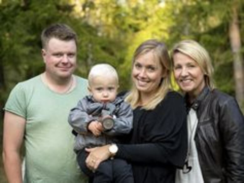 Mujer da a luz tras recibir el útero de la madre