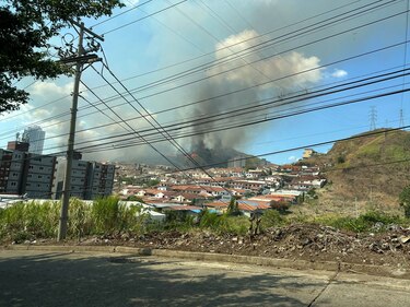 Incendio de herbazal en el sector de Limajo se extiende hacia el cerro Los Andes