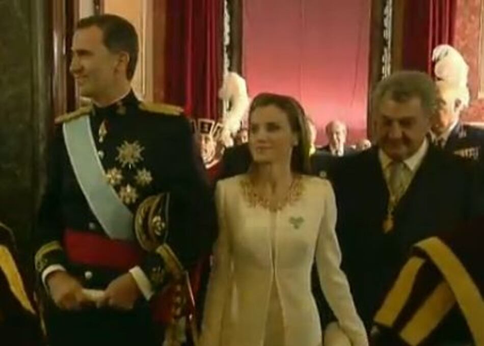 De blanco y corto, la sobria elección de la Reina Letizia