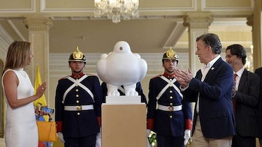 El escultor Fernando Botero regala a Colombia una 'Paloma de la paz'