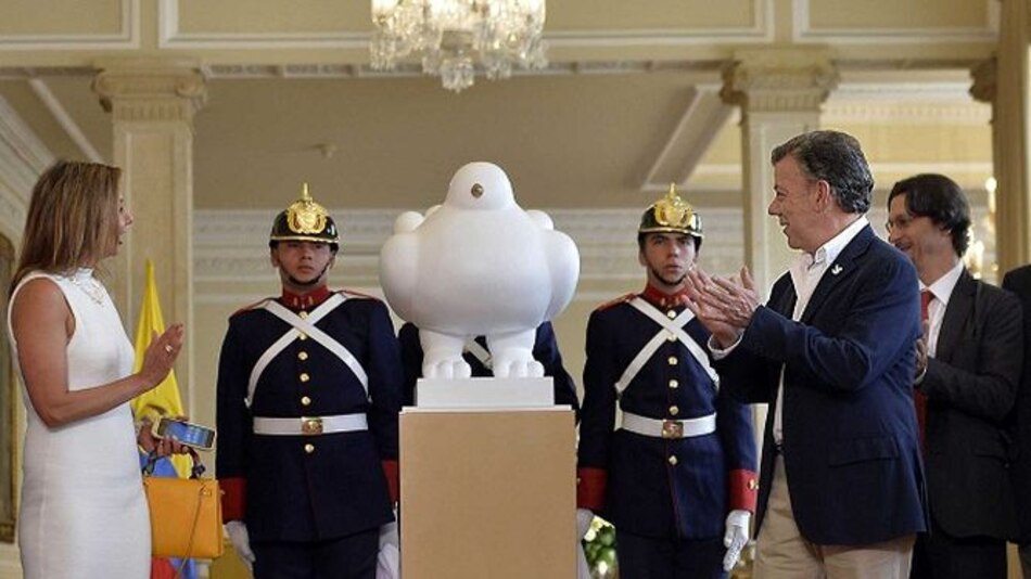 El escultor Fernando Botero regala a Colombia una 'Paloma de la paz'